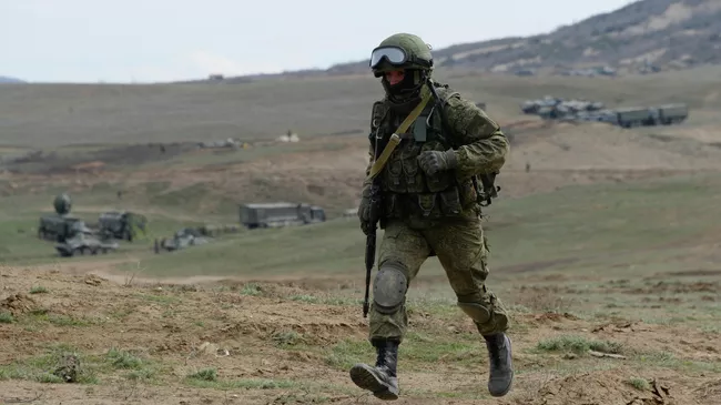Военнослужащий мотострелковой бригады во время учений войск Южного военного округа