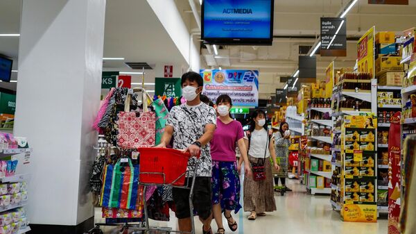 Покупатели в защитных масках в супермаркете Пхукета