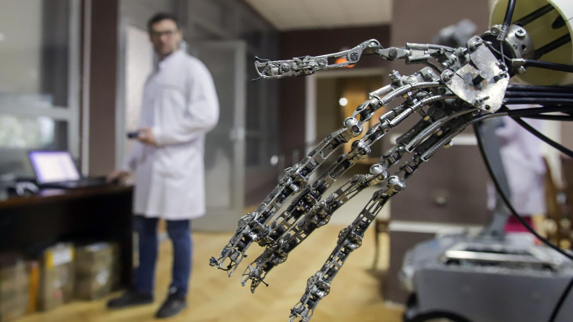 Робот обсуждай. Робототехника в России. Взаимодействие робота и человека. Роботизация в России.