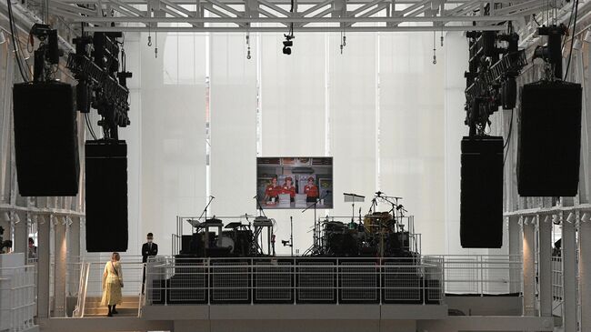 Сцена с музыкальными инструментами 