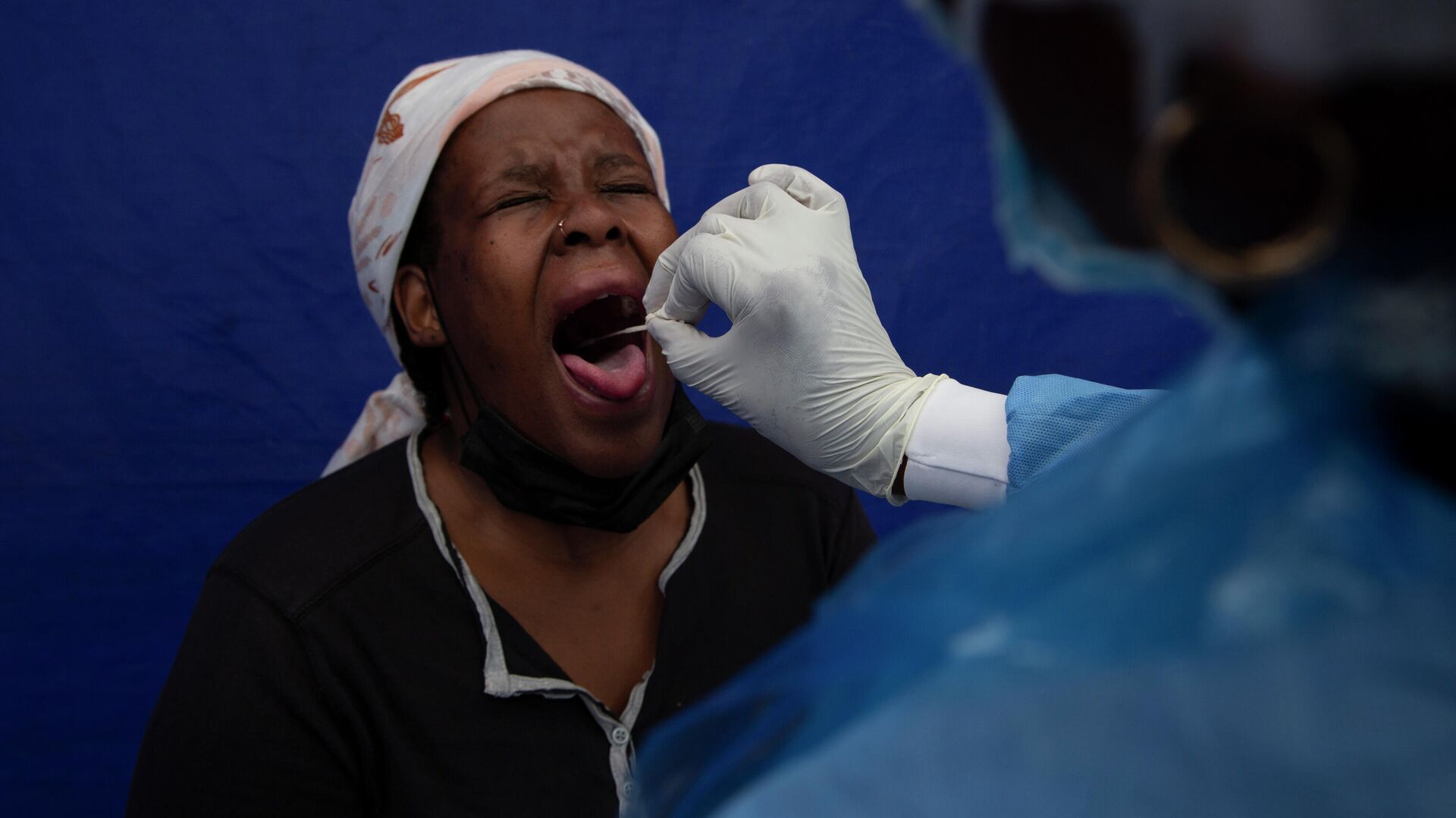 У пациента берут мазок из горла для проверки на COVID-19 в Соуэто, Южная Африка - РИА Новости, 1920, 03.02.2022