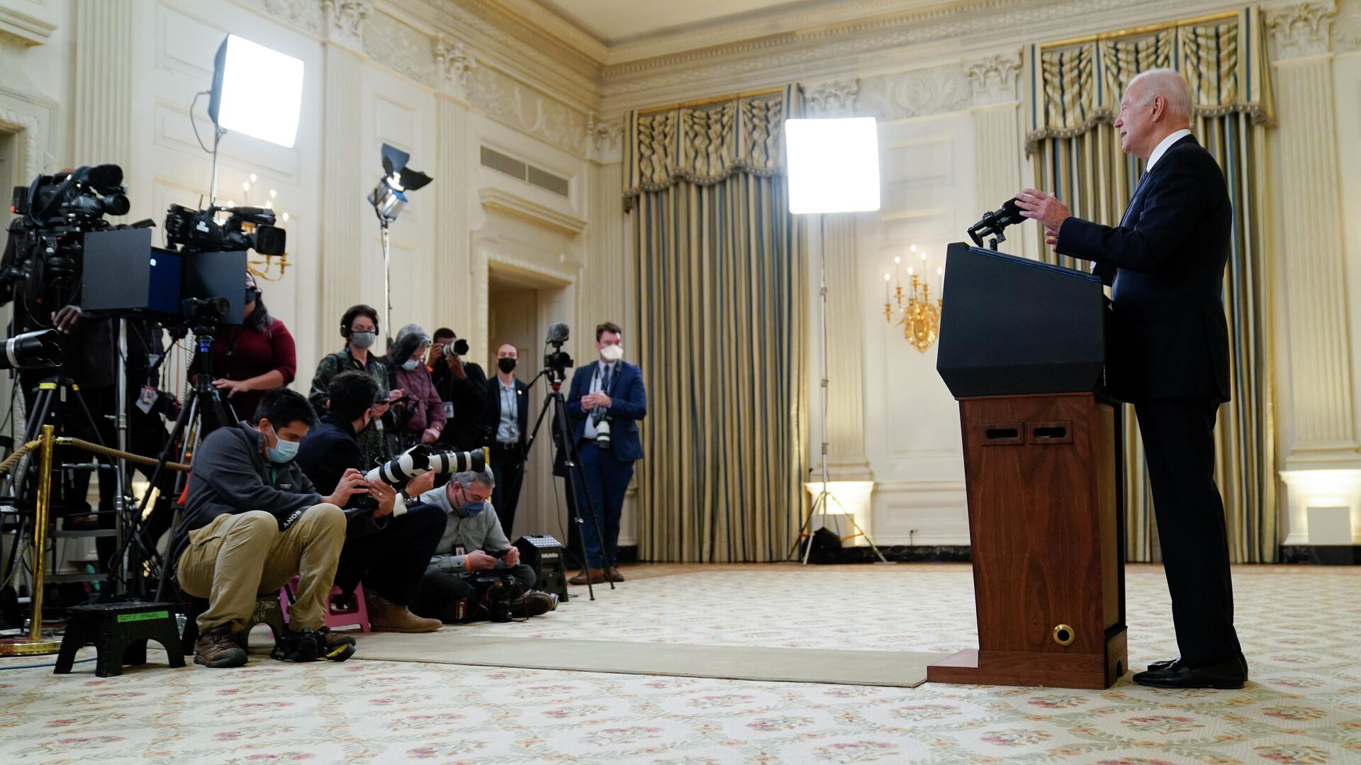 Президент США Джо Байден выступает в Белом доме США - РИА Новости, 1920, 03.12.2021