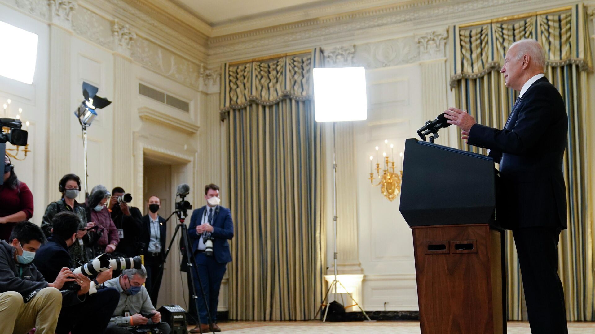 Президент США Джо Байден выступает в Белом доме США - РИА Новости, 1920, 03.12.2021