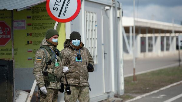 Украинские пограничники на контрольно-пропускном пункте