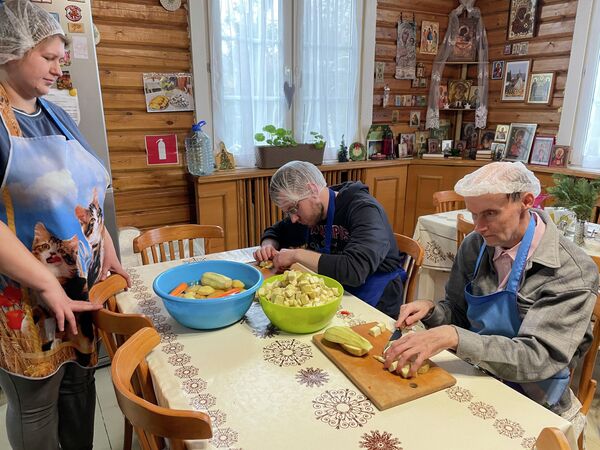 Жители Дома слепоглухих работают в трапезной Жители Дома слепоглухих работают в трапезной
