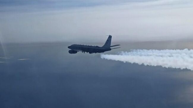 Истребители Су-27 и Су-30 сопровождают самолеты-разведчики США над Черным морем