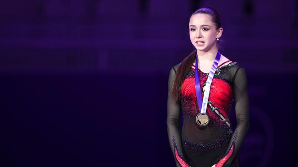 Камила Валиева (Россия), завоевавшая золотую медаль в женском одиночном катании на VI этапе Кубка мира по фигурному катанию в Сочи, на церемонии награждения.
