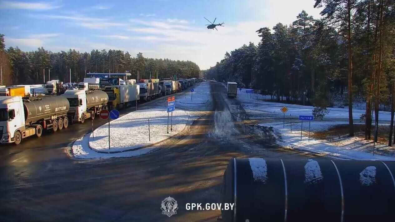 Вертолет Ми-8 ВВС Украины над территорией Белоруссии. Кадр из видео - РИА Новости, 1920, 03.02.2022