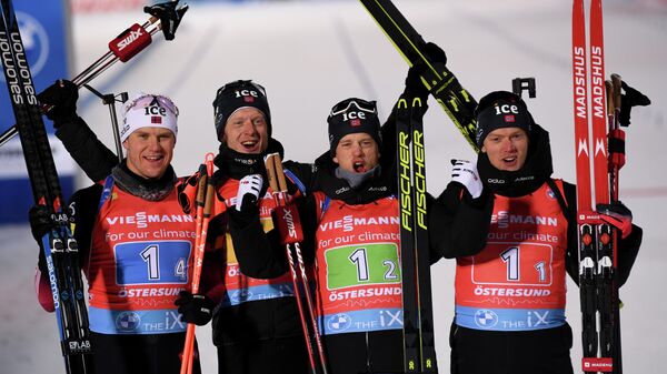 Слева направо: Ветле Шоста Кристиансен, Йоханнес Бё, Тарьей Бё и Стурла Холм Легрейд (все Норвегия), завоевавшие золотые медали эстафеты среди мужчин на II этапе Кубка мира по биатлону сезона 2021/22 в шведском Эстерсунде.
