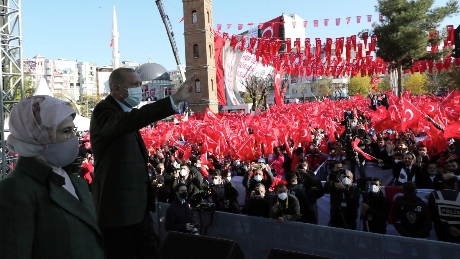 Президент Турции Реджеп Тайип Эрдоган во время митинга в городе Сиирт - РИА Новости, 1920, 04.12.2021