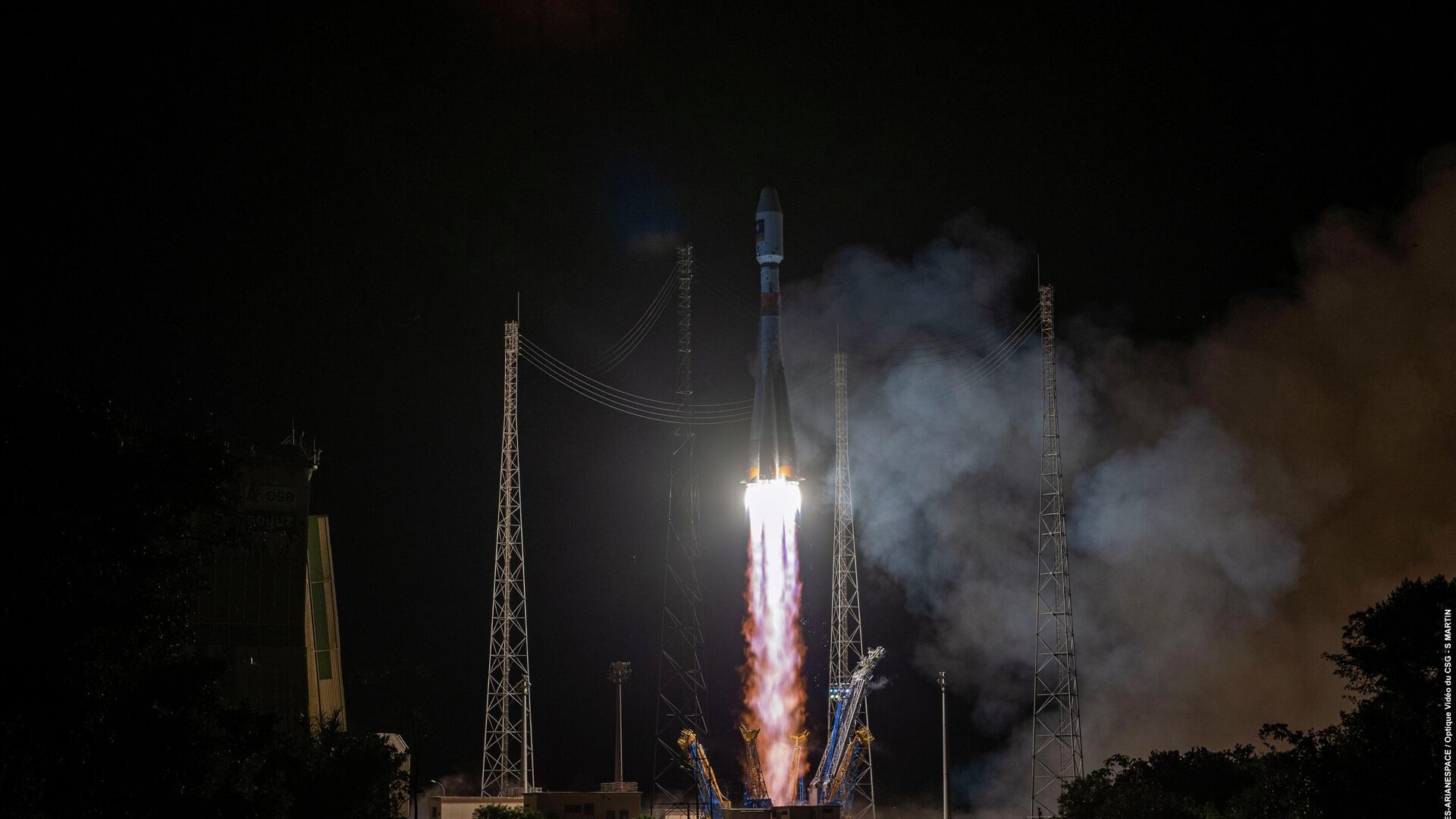 Запуск ракеты-носителя Союз СТ-Б со спутниками Galileo с космодрома Куру во Французской Гвиане - РИА Новости, 1920, 05.12.2021