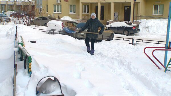 Женщина-бульдозер: пенсионерка из Кемерова спасает двор от снега