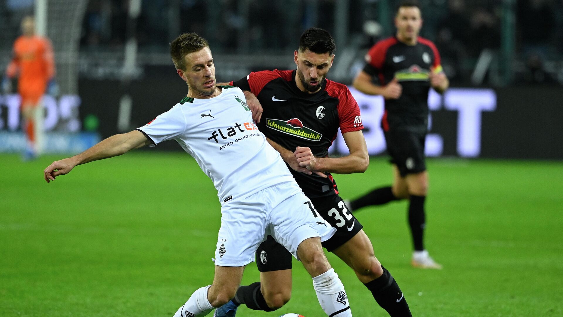 Moenchengladbach's German forward Patrick Herrmann (L) and Freiburg's Italian midfielder Vincenzo Grifo vie for the ball during the German first division Bundesliga football match Borussia Moenchengladbach v SC Freiburg in Moenchengladbach, western Germany, on December 5, 2021. (Photo by Ina Fassbender / AFP) / DFL REGULATIONS PROHIBIT ANY USE OF PHOTOGRAPHS AS IMAGE SEQUENCES AND/OR QUASI-VIDEO - РИА Новости, 1920, 05.12.2021