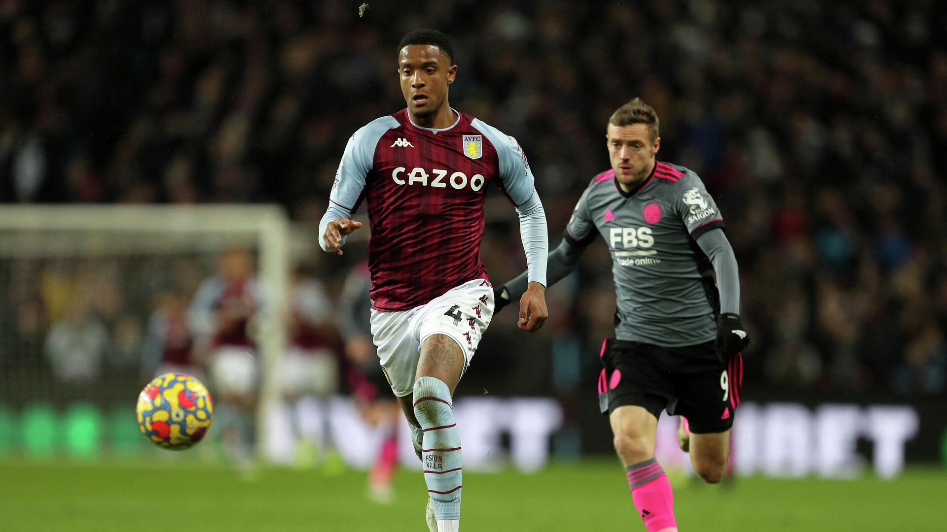 Leicester City's English striker Jamie Vardy (R) runs after Aston Villa's English defender Ezri Konsa (L) during the English Premier League football match between Aston Villa and Leicester City at Villa Park in Birmingham, central England on December 5, 2021. (Photo by Geoff Caddick / AFP) / RESTRICTED TO EDITORIAL USE. No use with unauthorized audio, video, data, fixture lists, club/league logos or 'live' services. Online in-match use limited to 120 images. An additional 40 images may be used in extra time. No video emulation. Social media in-match use limited to 120 images. An additional 40 images may be used in extra time. No use in betting publications, games or single club/league/player publications. /  - РИА Новости, 1920, 05.12.2021