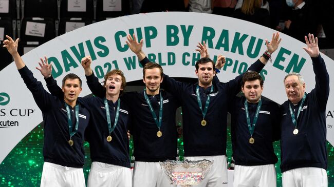 (From L) Russia's Evgeny Donskoy, Russia's Andrey Rublev, Russia's Daniil Medvedev, Russia's Karen Khachanov, Russia's Aslan Karatsev and Russia's Davis Cup captain Shamil Tarpischev pose for pictures with the trophy after winning the Davis Cup tennis tournament at the Madrid arena in Madrid on December 5, 2021. (Photo by OSCAR DEL POZO / AFP)