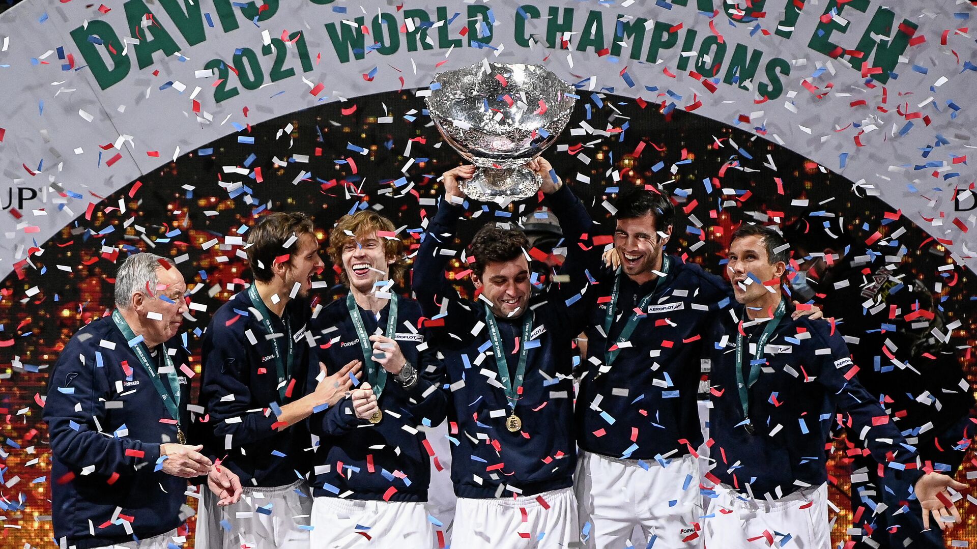 (From L) Russia's Davis Cup captain Shamil Tarpischev, Russia's Daniil Medvedev, Russia's Andrey Rublev, Russia's Aslan Karatsev, Russia's Karen Khachanov and Russia's Evgeny Donskoy celebrate with the trophy after winning the Davis Cup tennis tournament at the Madrid arena in Madrid on December 5, 2021. (Photo by PIERRE-PHILIPPE MARCOU / AFP) - РИА Новости, 1920, 05.12.2021