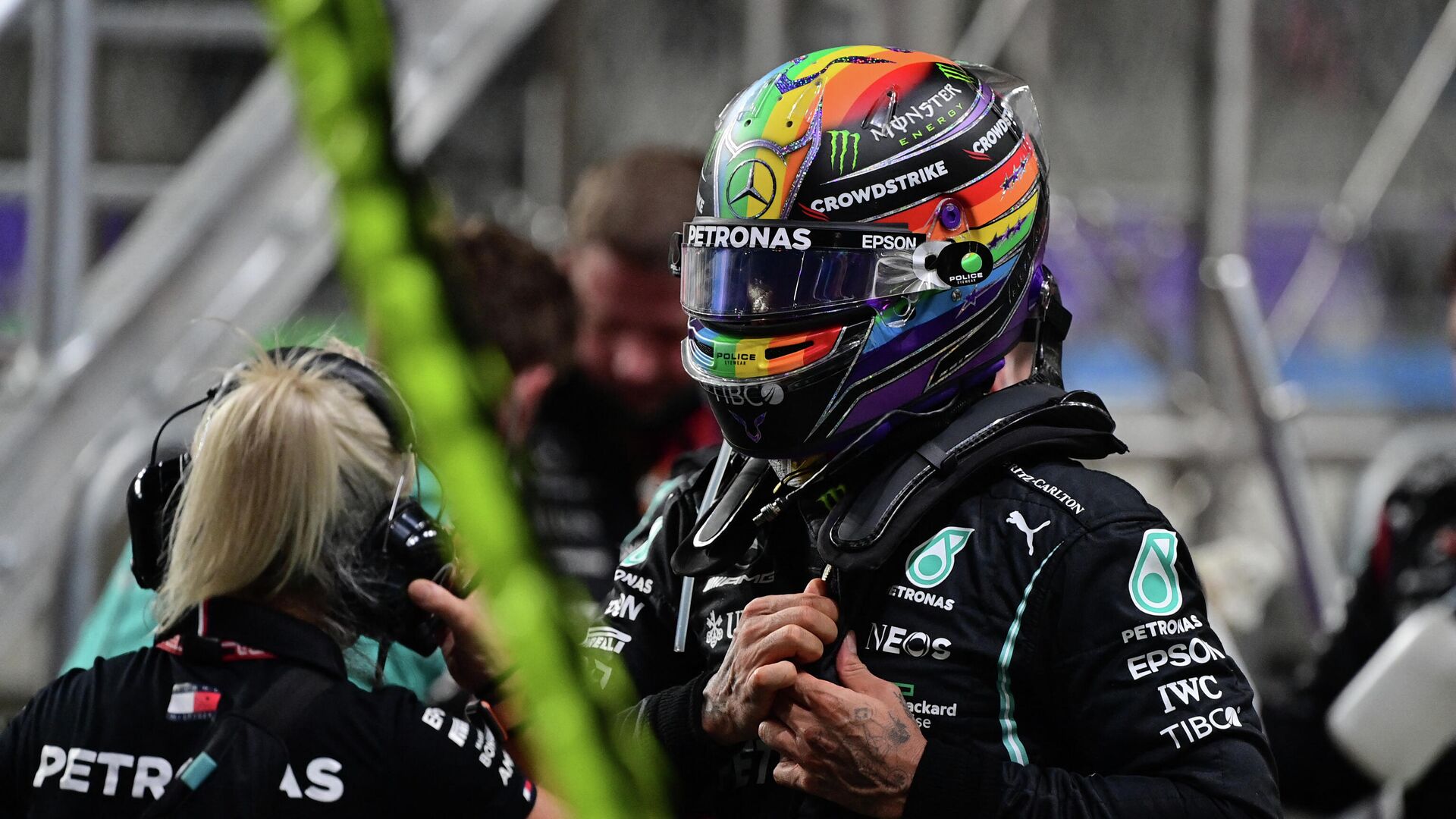 Mercedes' British driver Lewis Hamilton stands in the pits during a stop in the session during the Formula One Saudi Arabian Grand Prix at the Jeddah Corniche Circuit in Jeddah on December 5, 2021. (Photo by ANDREJ ISAKOVIC / various sources / AFP) - РИА Новости, 1920, 05.12.2021