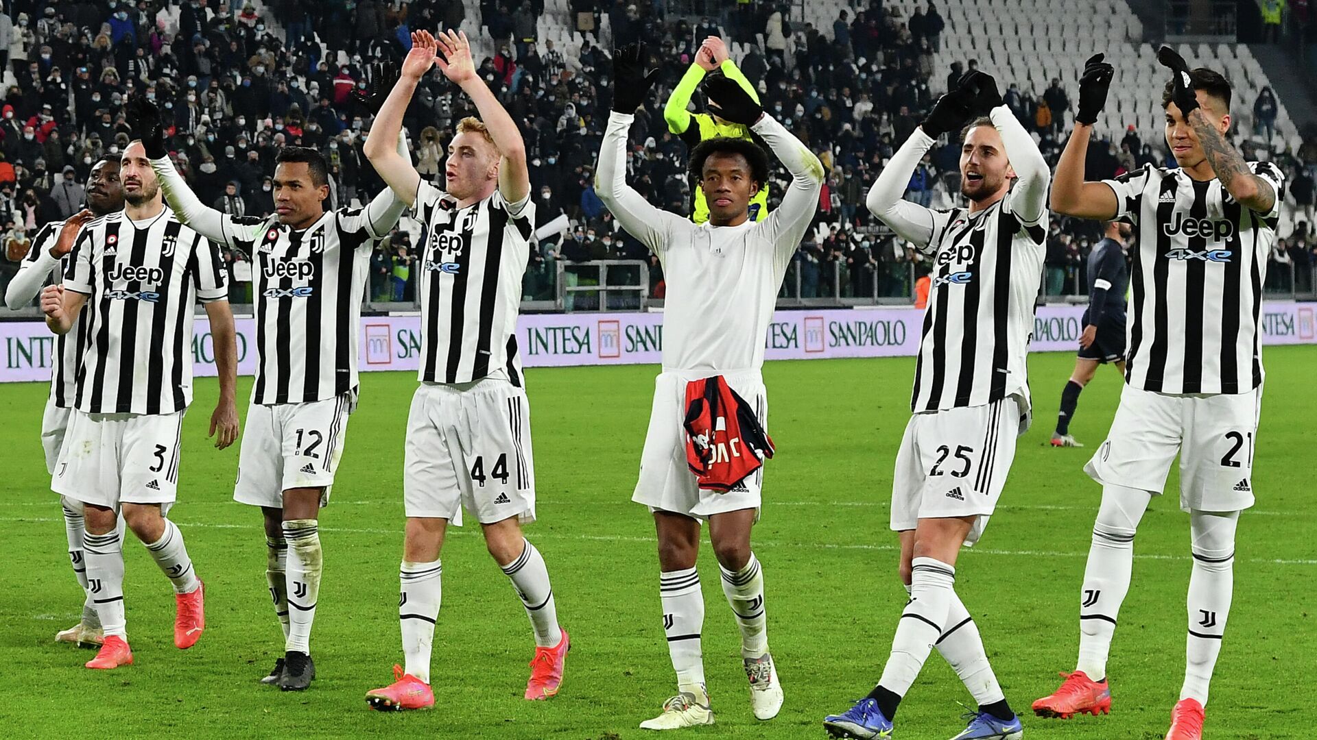 (From L) Juventus' Italian forward Moise Kean, Juventus' Italian defender Giorgio Chiellini, Juventus' Brazilian defender Alex Sandro, Juventus' Swedish forward Dejan Kulusevski, Juventus' Colombian midfielder Juan Cuadrado, Juventus' French midfielder Adrien Rabiot and Juventus' Brazilian forward Kaio Jorge acknowledge the public at the end of the Italian Serie A football match between Juventus and Genoa on December 5, 2021 at the Juventus stadium in Turin. (Photo by Isabella BONOTTO / AFP) - РИА Новости, 1920, 06.12.2021