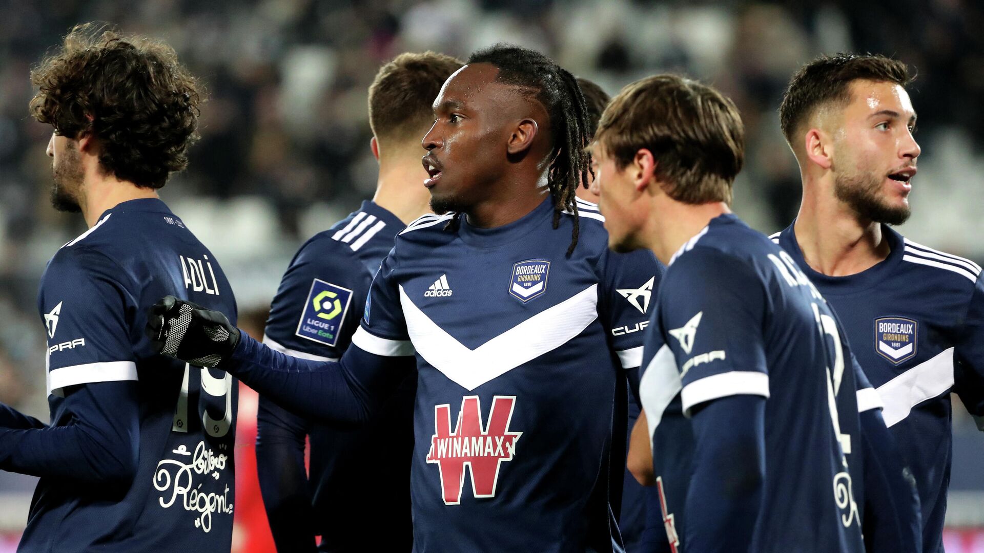 Bordeaux's Honduran forward Alberth Elis (C) celebrates with teammates after he scored his team's second goal during the French L1 football match between FC Girondins de Bordeaux and Olympique Lyonnais (Lyon) at The Matmut Atlantique Stadium in Bordeaux, south-western France, on December 5, 2021. (Photo by ROMAIN PERROCHEAU / AFP) - РИА Новости, 1920, 06.12.2021