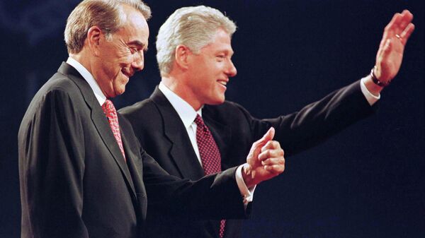 Кандидат в президенты от Республиканской партии Боб Доул и кандидат от Демократической партии Билл Клинтон после первых президентских дебатов в Хартфорде, штат Коннектикут, 6 октября 1997 года