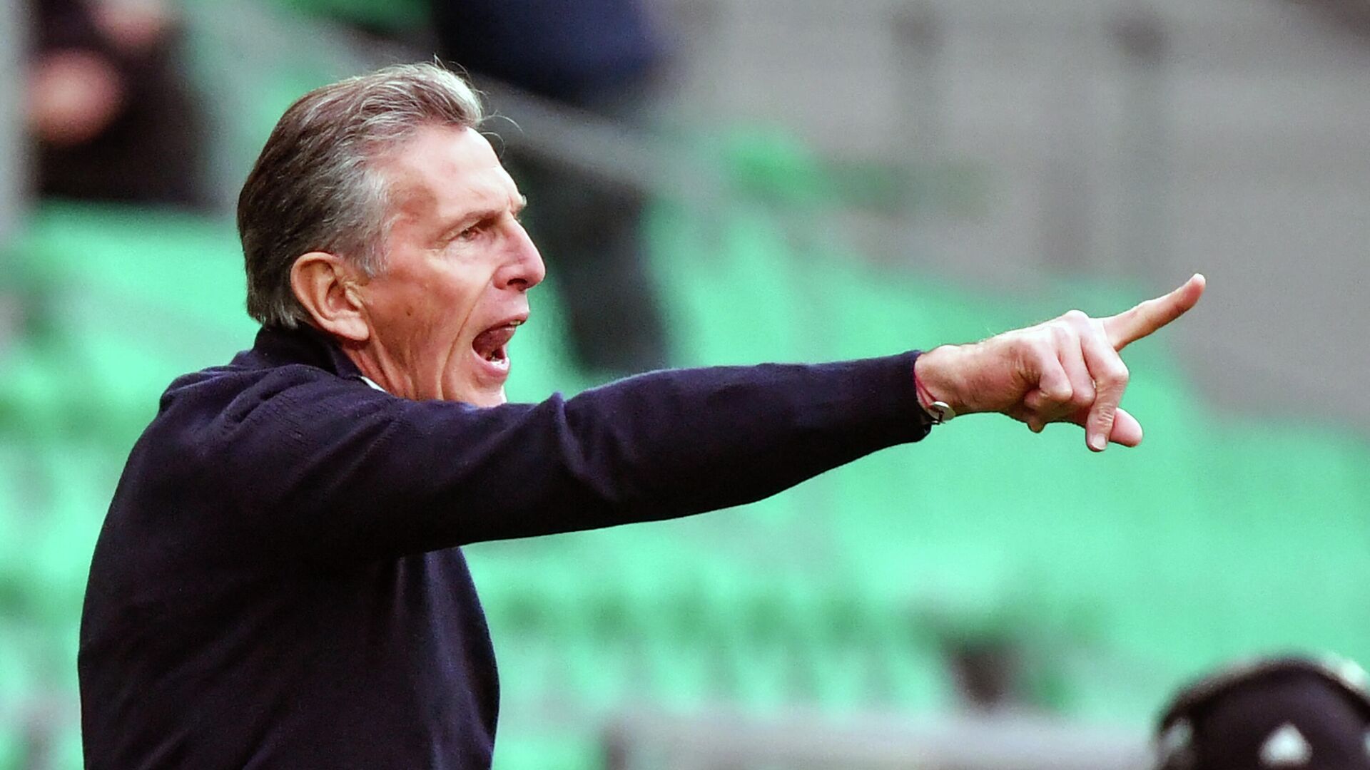 Saint-Etienne's French head coach Claude Puel gestures during the French L1 football match between AS Saint-Etienne and Clermont Foot 63 at the Geoffroy-Guichard stadium in Saint-Etienne, central France, on November 7, 2021. (Photo by PHILIPPE DESMAZES / AFP) - РИА Новости, 1920, 06.12.2021