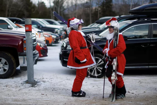 Женщины в костюмах Санта-Клаусов на горнолыжном курорте Бетел в США