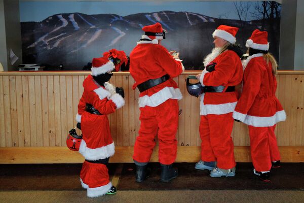 Благотворительный заезд Санта-Клаусов на горнолыжном курорте Бетел в США