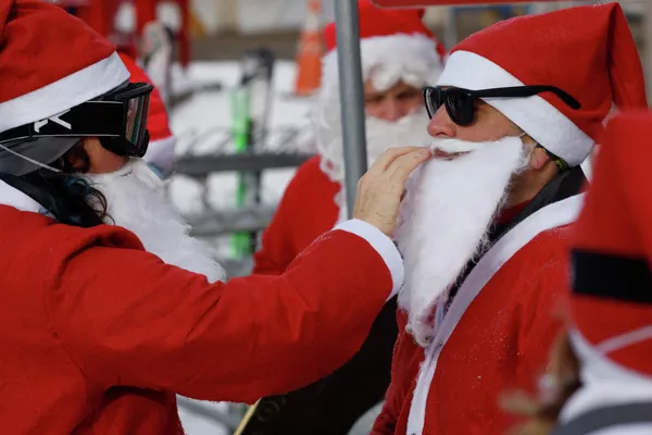 Лыжники в костюмах Санта-Клауса на горнолыжном курорте Бетел в США