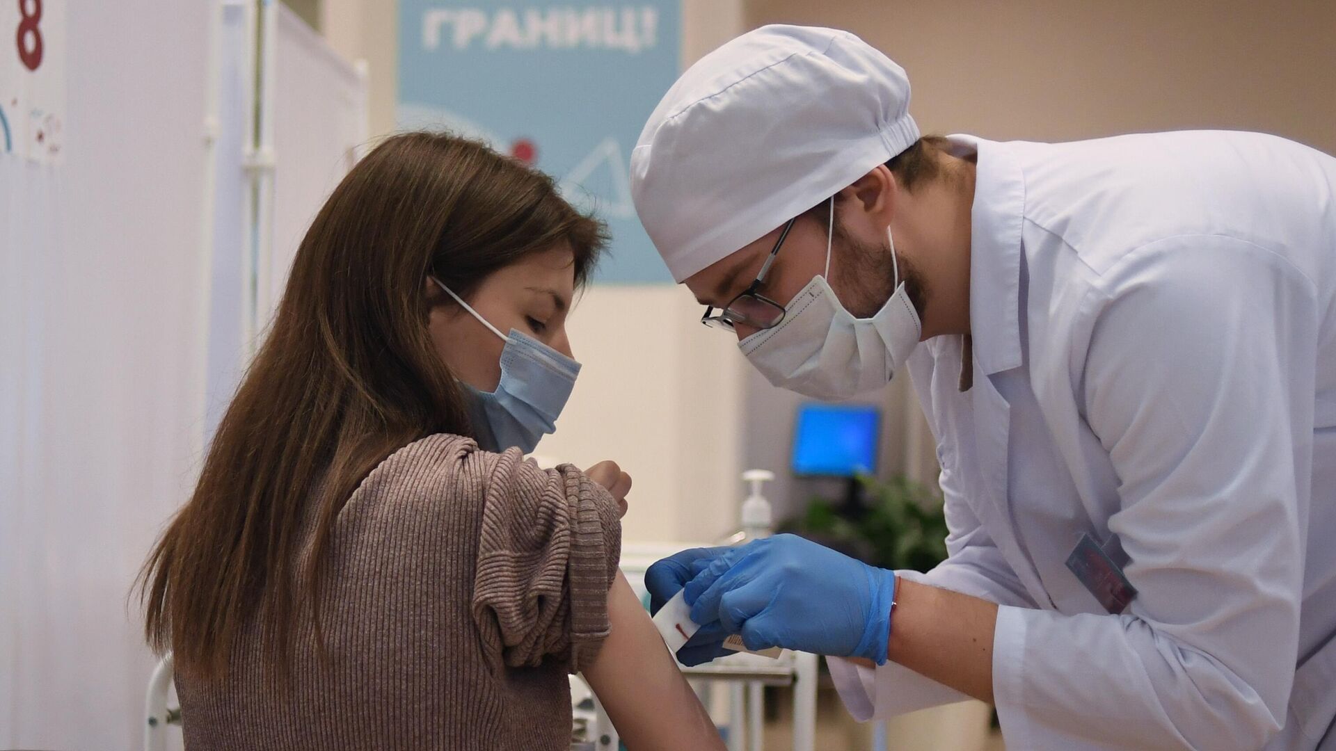 Девушка делает прививку в пункте вакцинации от COVID-19 в ГУМе в Москве0
