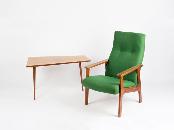 Журнальный столик, кресло 1960-е ДСП, массив дерева, обивочная ткань 