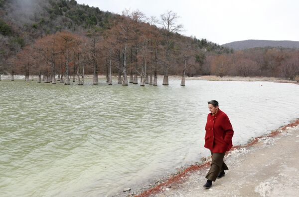 Женщина гуляет по берегу озера Сукко