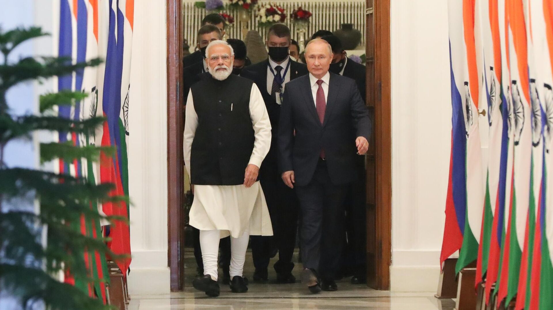 Президент РФ Владимир Путин и премьер-министр Республики Индии Нарендра Моди во время встречи в Хайдарабадском дворце в Нью-Дели - РИА Новости, 1920, 06.12.2021
