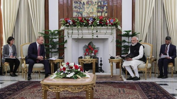 Президент РФ Владимир Путин и премьер-министр Республики Индии Нарендра Моди во время встречи в Хайдарабадском дворце в Нью-Дели
