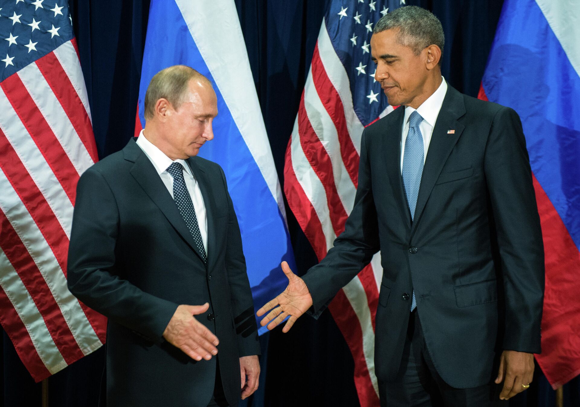 Президент России Владимир Путин и президент США Барак Обама во время встречи в рамках 70-й сессии Генеральной Ассамблеи ООН в Нью-Йорке Президент России Владимир Путин и президент США Барак Обама во время встречи в рамках 70-й сессии Генеральной Ассамблеи ООН в Нью-Йорке - РИА Новости, 1920, 07.02.2024