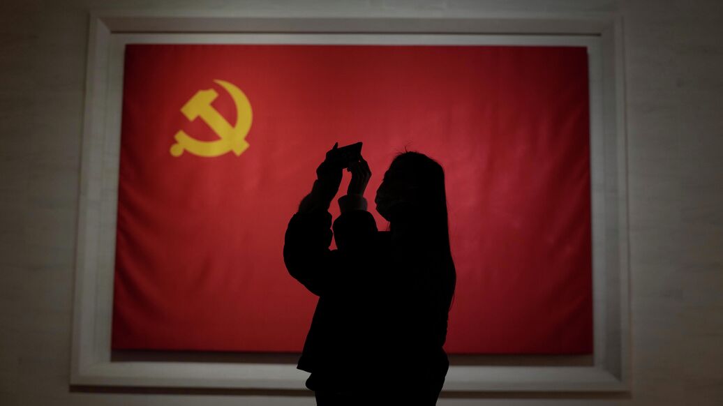 © AP Photo / Ng Han Guan<br>Флаг Коммунистическая партия Китая в музее партии в Пекине . Архивное фото