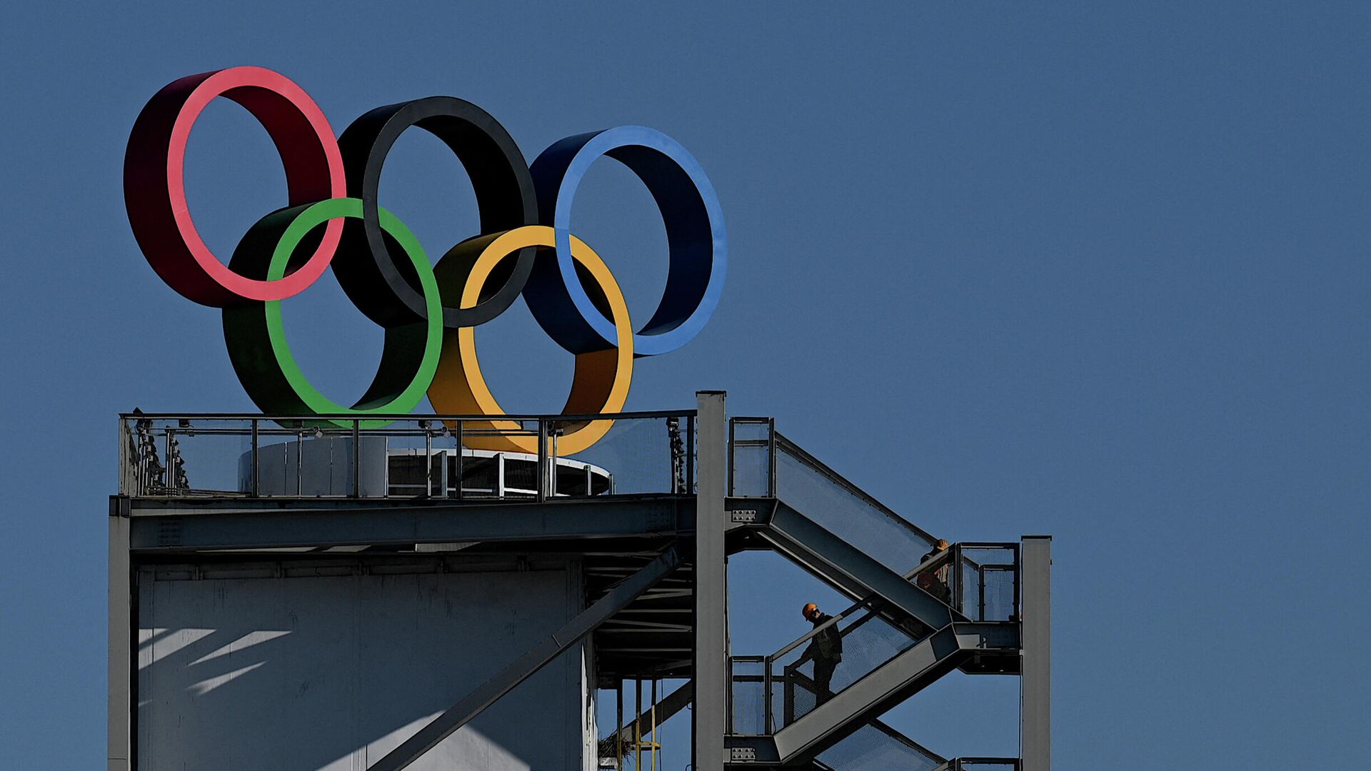 Workers paint a part of a building where the Olympic Rings are located in Shougang Park, one of the sites for the Beijing 2022 Winter Olympics, in December 1, 2021. (Photo by Noel Celis / AFP) - РИА Новости, 1920, 07.12.2021