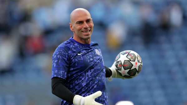 Chelsea's Argentine goalkeeper Willy Caballero warms up ahead of the UEFA Champions League final football match between Manchester City and Chelsea at the Dragao stadium in Porto on May 29, 2021. (Photo by Manu Fernandez / POOL / AFP)