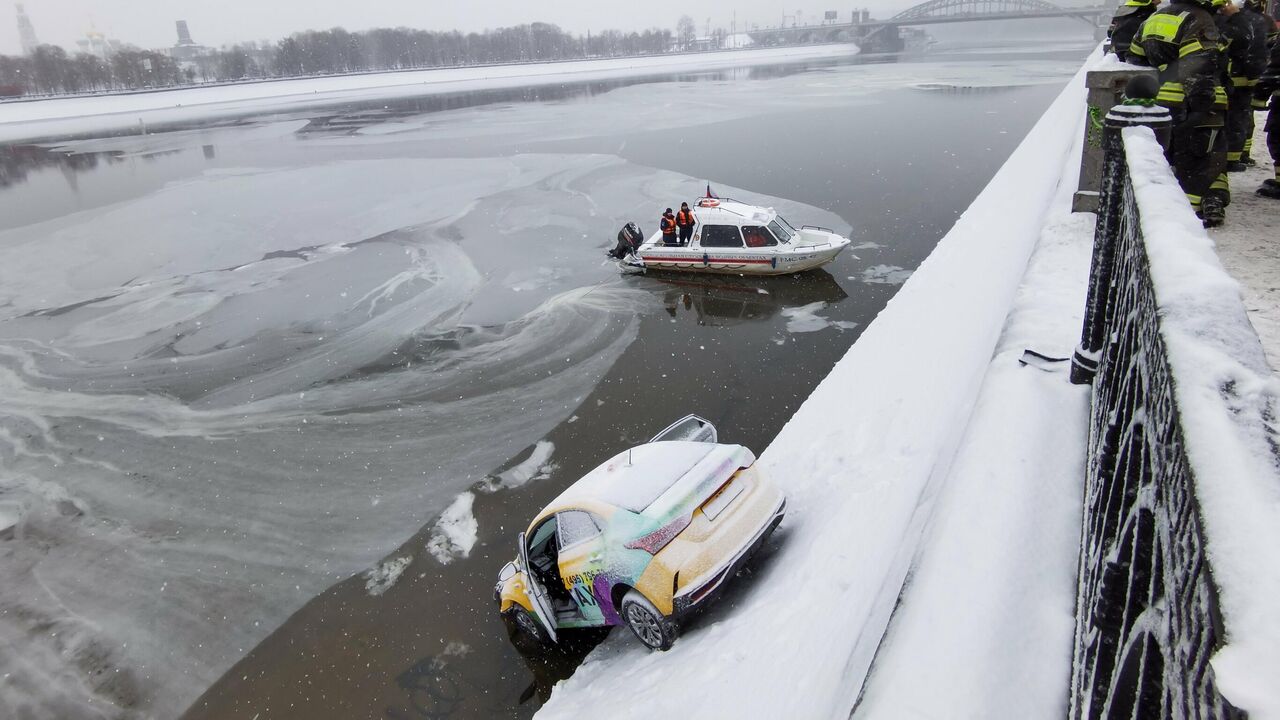 На Бережковской набережной в Москве автомобиль упал в реку - РИА Новости,  07.12.2021