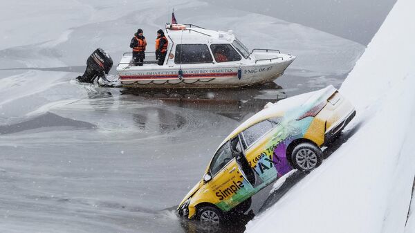 Работа оперативных служб на месте падения автомобиля такси в Москву-реку на Бережковской набережной
