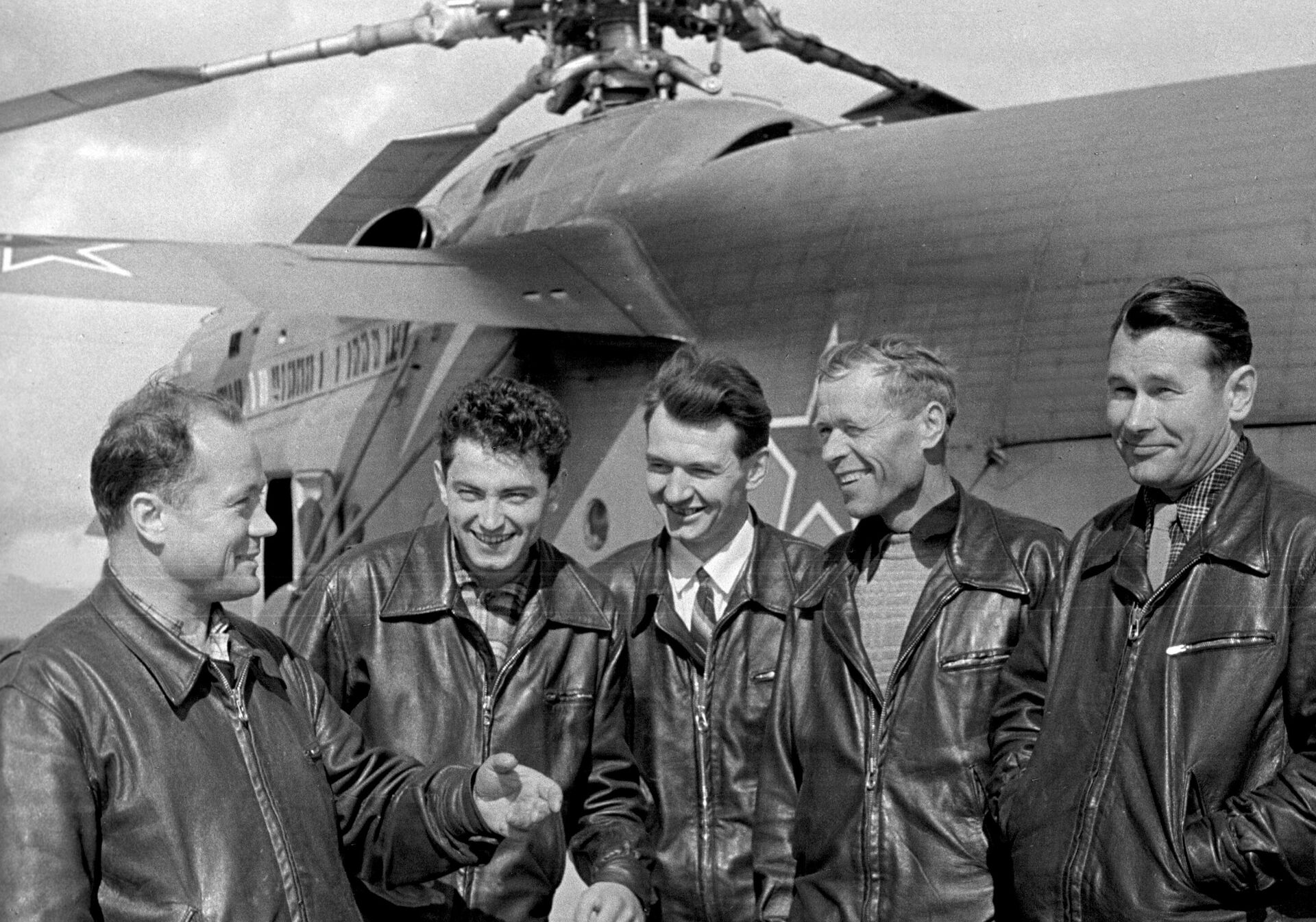 Члены экипажа вертолета Ми-6, установившие 11 сентября 1962 года в одном полете четыре мировых рекорда - РИА Новости, 1920, 07.12.2021