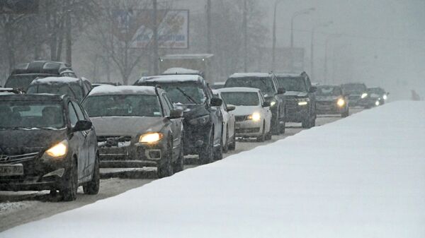Дорожное движение на Ленинском проспекте во время снегопада в Москве