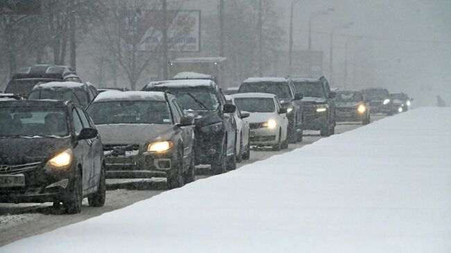 Дорожное движение во время снегопада