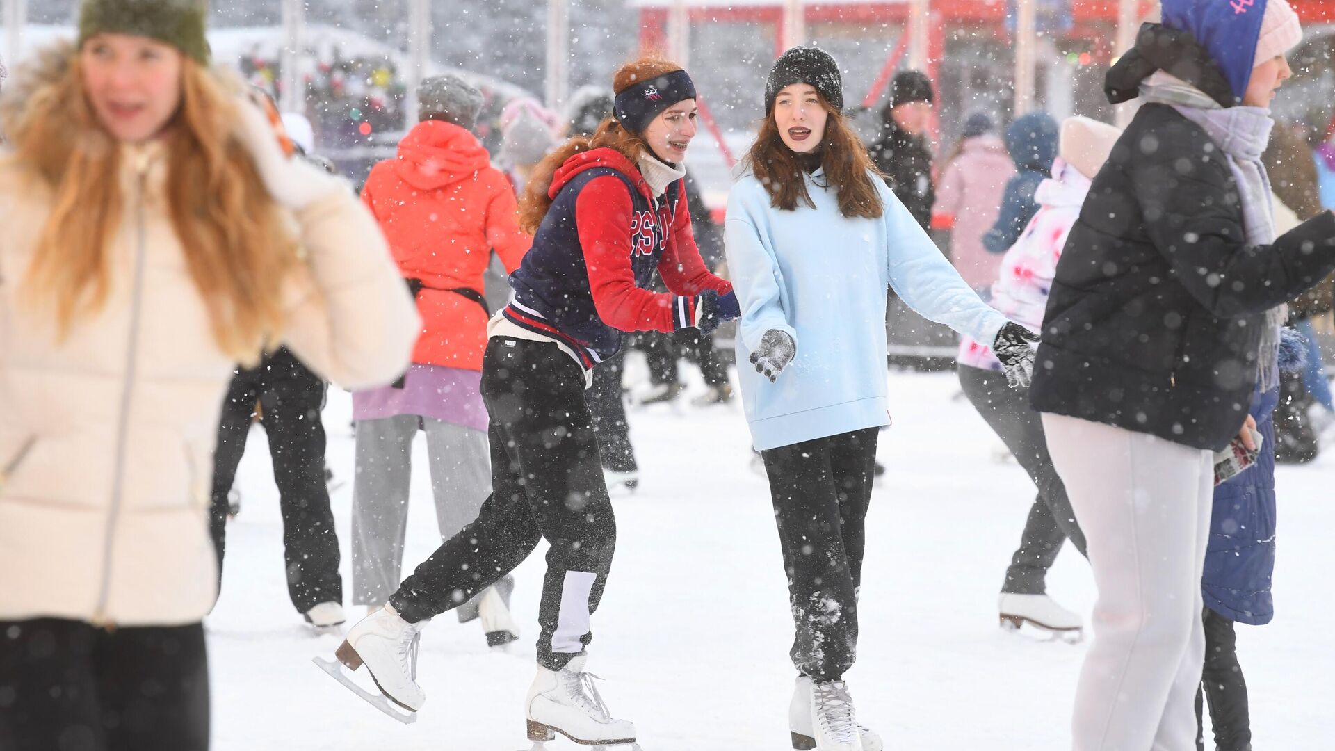 Люди катаются на коньках на площадке ГУМ-катка в Москве во время снегопада - РИА Новости, 1920, 20.01.2022