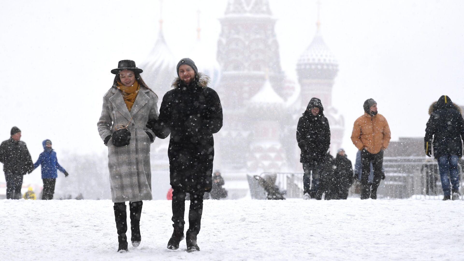 Люди на Красной площади в Москве во время снегопада - РИА Новости, 1920, 01.01.2022