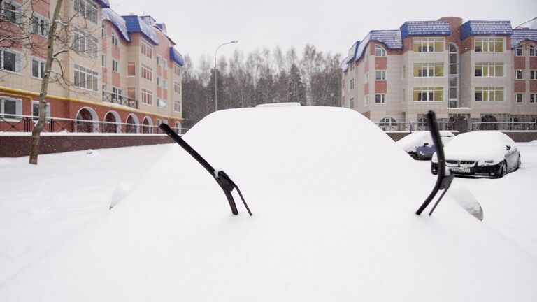 Заснеженный автомобиль в Москве