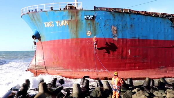 Спасатели МЧС во время эвакуации экипажа судна Xing Yuan, севшего на мель у берегов Сахалина. Кадр видео