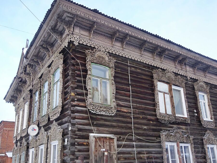 В домах Татарской слободы резьбой украшали не только окна, но и скаты крыши