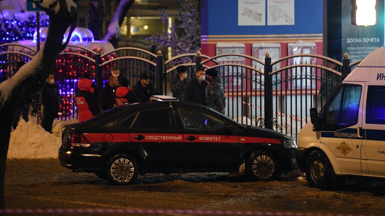 Автомобили следственного комитета РФ и полиции у многофункционального центра Рязанский в Москве, где произошла стрельба