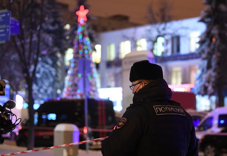 Сотрудник полиции у многофункционального центра Рязанский в Москве, где произошла стрельба