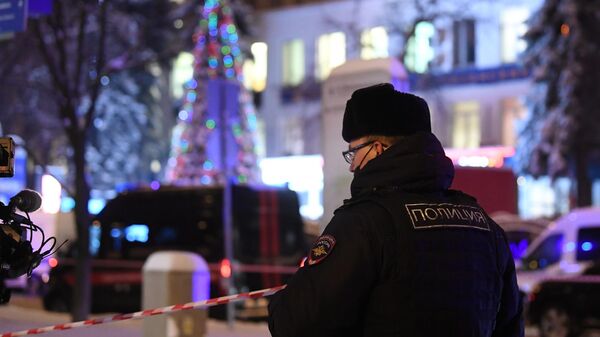 Сотрудник полиции у многофункционального центра Рязанский в Москве, где произошла стрельба